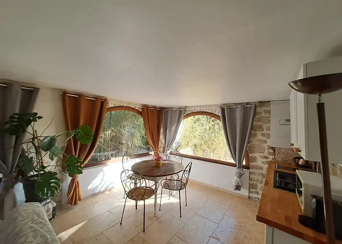 Bas De Villa Au Chant Des Cigales