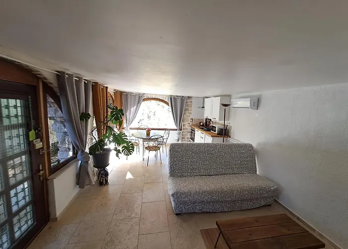 Bas De Villa Au Chant Des Cigales